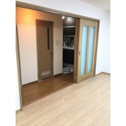 洋室２室の間の壁を撤去して広々とした洋室1室にしました。
廊下と洋室の床は10cm程度の段差があった為、洋室側の床を全体的に上げバリアフリーにしました。
※工期は12日間です。