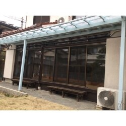 木製窓からアルミサッシに取り替えました。
サッシと雨戸が木製の為、毎日の戸締りが大変でした。
戸袋（雨戸を収納する部分）を取り替えすると、工事内容や費用が共に増える為、戸袋は再利用して
雨戸のみを取り替えました。
サッシ・雨戸共開閉が簡易になり、防犯性が上がりました。

工期は8日間です。費用は他の個所を共有しています。