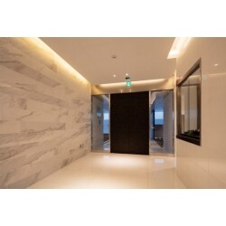 オーナー様・管理会社様からの依頼を受けて、賃貸マンションの共用部分のリニューアル工事を行いました。設計は建築事務所が行い、施工は当社が請け負いました。