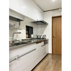 二階建ての戸建住宅を増築・改装しました。
水まわり商品の色はホワイトがメインなのでクロスと相まって全体的に
明るい雰囲気になりました。