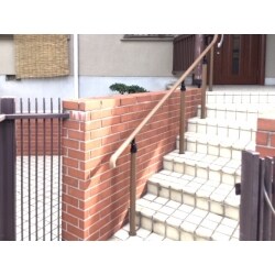 玄関ポーチに手すりを取付けました。