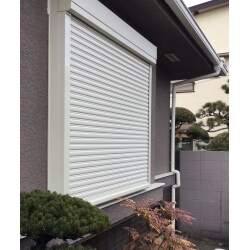 開きタイプの雨戸をシャッター雨戸に取替、内部は内窓を設置しました。
防犯性と断熱性が向上しました。多少ですが外部からの防音対策にも効果的です。
掃除の際、取外しの便利な両開きのレースにしました。