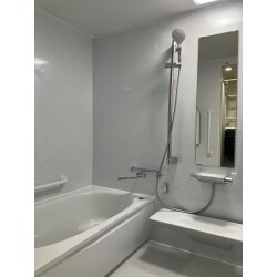 マンションのシステムバスルームの取替えです。安全性の向上の為、入り口の段差を軽減し手すりも設置しました。