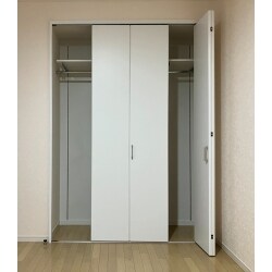 戸建てからマンションにお引っ越しされるため、引越し前に収納とトイレのリフォーム工事を行いました。