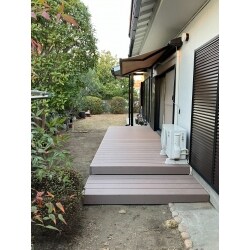 木製のウッドデッキから人工木ウッドデッキへ取り替えました。
劣化に強く安全で快適なデッキ材です。
取替前は気を使いながら歩行されていましたが、その心配もなくなりました。
