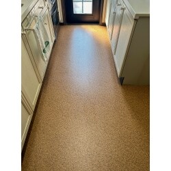 キッチンの床とトイレの壁紙を張り替えました