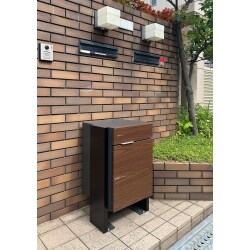 宅配物は2種類受け取れます。郵便ポストも付いていて便利です。地面に据置でも設置できますが、屈まなくても開閉しやすいスタンドタイプで設置しました。