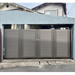 現状の木製＋波板の吊り戸門扉が古くなり、使いづらくなってきました。アルミ製の門扉の4枚建てタイプでリニューアルしました。