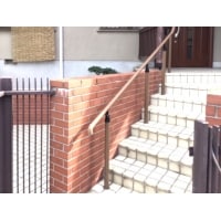 玄関ポーチに手すりを取付けました