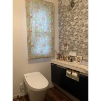 石調のアクセントクロスがおしゃれなトイレ空間を演出