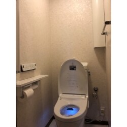 シャワートイレを交換されたいとのお問い合わせを頂き訪問いたしました。掃除がしにくいとのことでしたので、トイレ本体の交換をご提案させて頂きました。機能重視のご意向の為、便器はお掃除がしやすいLIXILのフチレスタイプ。シャワートイレ設置、タンクは今後のメンテナンスを考えて分離型を。手すりと紙巻き器も交換し、キャビネットも設置いたしました。クロスはお客様が気に入ってみえたので、そのままに。クッションフロアも既存の便器の跡が残らないようにと張り替えました。