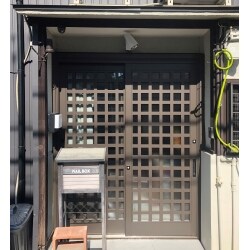 長年使用した玄関引き戸を交換したいとのご依頼を頂きました。当初は、ドアを閉めたままでも風をとりこめる機能のついた開き戸をご希望でしたが、現場調査後、開き戸を設置すると全面道路に干渉する可能性がある為、引き戸の内側に網戸を設置するご提案をさせて頂きました。玄関ドアを交換する際に照明があたる為、照明の交換もご提案させて頂きました。ドアの内側に網戸を付けた為、換気の際、虫の侵入等の心配もなく安心です。鍵については、丸いくぼみが複数あるディンプルタイプの鍵である為、防犯性能も高く安全です。お施主様のご協力のもと、工事の工程もスムーズに進み、無事に終えることが出来ました。