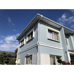 2018年9月の台風の被害にあわれて、ご自宅の防災対策についてのご相談を頂きました。現状、2階にシャッターなどの雨戸が設置されていない為、後付け用のリフォームシャッターの取付をご依頼頂きました。設置するにあたり、既設の庇を撤去する必要があった為、撤去後しっかりと防水処置をしてから取り付けを行いました。2階には９ヶ所の窓があり高所作業にもなる為、足場を組み、取付を行いました。これで台風が来ても安心して過ごすことが出来ます。