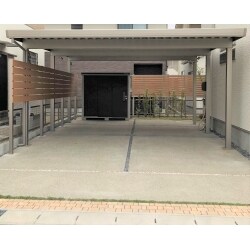 新築のお庭に、カーポートと、高さのあるフェンスを設置したいとのご依頼を頂きました。カーポートは、近年の雪や台風の影響を考慮して、強度を重視した商品をご希望でしたので、折板仕様のテリオスポートを、フェンスは高さのあるもので、木目調がお好みでしたので、セレビューフェンスをご提案いたしました。さらに、カーポートの側面は背面のフェンスとのつながりを持たせる為、フェンスと同じ木目調のデザイナーズパーツを設置いたしました。完成後、カーポートとフェンスとデザイナーパーツのバランスがとても良いと、大変ご満足頂けました。