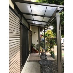 洗濯物を干す場所に雨を遮るものがないため、せっかく乾いた洗濯物が、突然の雨に濡れてしまうことがしばしば。その心配を解消する為に、テラスを設置しました。