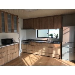 お風呂が寒いことが、リフォームのきっかけでした。今回は水まわり機器全般の交換をメインで工事を行う事になりました。湿式タイプのお風呂はシステムバスへ交換。キレイサーモ仕様の床と冷めにくい構造の浴槽、さらに浴室暖房乾燥機を取り付けることで快適な浴室になりました。キッチンは食器洗い乾燥機キャビネット付きで、同じサイズのものへ交換しました。カウンターの上に置いていたものすべてが収納する事が出来、調理スペースが広く確保できました。タイル張りの、ひんやりするトイレは壁紙を替えクッションフロアを張ることで暖かい空間へ、収納力がアップした洗面はスッキリ、明るいスペースへと変身しました。