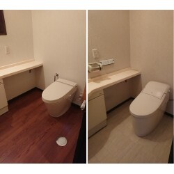 １、２階共にトイレ本体からの水漏れ及び、クロスや床の汚れが気になる為、リフォームのご相談を頂きました。１Ｆは本体と壁のクロス、床のクッションフロアを、２Ｆは本体とクッションフロアを交換させて頂きました。１階は念願のタンクレスタイプにした事で、これまでより足元がかなり広くなり、お手入れもラクになりました。交換前からトイレ内に手洗器が設置されており、新しくなったタンクレストイレにも、とてもマッチしておりました。フタが自動開閉するのは想像以上に便利で、さらに次世代住宅ポイントを活用してリフォームできたので、お施主様にとても喜んで頂けました。
