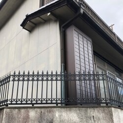 台風により、雨戸は戸箱の表面が剥がれ、フェンスの一部は破損してしまった為、リフォームのご相談を頂きました。１階の雨戸は戸箱を含めすべて交換し、フェンスは破損した部分の修繕をすることになりました。２階の雨戸や既設のフェンスと統一感を出すため、より近い部材を施工させて頂きました。全体的に違和感なく仕上がり、お施主様に喜んで頂けました。