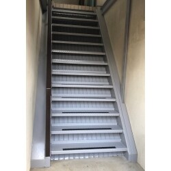 インナーガレージに隣接した屋内階段のカーペットが剥がれてきた為、補修のご相談をいただきました。既設のカーペットをめくり、塗装をしました。滑り止めとしての役割を担っていたカーペットの代わりに、黒の滑り止めテープを取り付けました。