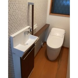 1階トイレの水漏れの為、便器交換・トイレ手洗いや手すりの設置のご相談をいただきました。この機会に2階トイレ便器交換工事のご依頼もいただき、壁紙はリフォーム用防カビ抗菌仕様への交換をご提案させていただきました。
足元がスッキリして壁紙も交換して良かったと、大変ご満足いただけました。