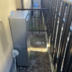 給湯器の不具合の為交換のご相談をいただきました。交換後の給湯器は高効率の給湯器です。こちらは、従来の給湯器よりも燃料の消費量が少なく済むことで光熱費を抑えられ、環境保全に役立つとして期待されている給湯器です。施工後は、寒い冬も安心してお過ごしいただけます。