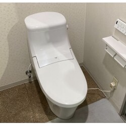男子トイレ専用として小便器が設置されているトイレを、洋便器に交換して多くの方に利用してもらいたいとのご相談をいただきました。以前、他社にご相談されても排水管の経路が確保できないとの事で、解決に至りませんでした。そこで、色々なことを想定したお話をさせていただき、床部分を壊して排水管をやりなおす場合の見積りを提出させてもらいました。 配管がどのように施工されているのか図面の確認をしたところ、なんと背面壁を隔てて女子トイレがありました。また女子トイレには点検蓋がマットの下にあり、施工するトイレとの距離も程よく近かった為、壁排水型の洋便器を設置し女子トイレ側の点検口に排水を引く工事を承りました。