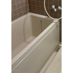 マンションの浴槽の底が割れたので、至急交換してほしいとのご依頼をいただきました。既設の浴槽は旧INAX製（現：LIXIL）で、後継品をお調べさせていただきましたところ、材質はFRPでサイズも同じ浴槽がありました。施工後、浴槽が排水口を干渉することなくピッタリと納まりました。緊急性の高い工事でしたので、1日も早い施工が出来るよう努めました。お施主様に大変ご満足いただけたことをとても嬉しく思います。