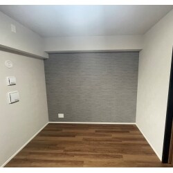 新築マンションのリビングの壁にエコカラットを施工してほしいとのご相談をいただきました。お施主様はエコカラット施工後のしっかりとしたイメージをお持ちでしたので、お色や大きさや貼り方など、現物を確認しながら、お打合せをさせていただきました。コンセントカバーの周りを隙間なく貼り、お施主様に大変喜んでいただけました。マンションは窓が少ない傾向にある為、湿気を気にされる方が多いのですが、調湿・脱臭効果のあるエコカラットを施工させていただきましたので快適にお過ごしいただけます。