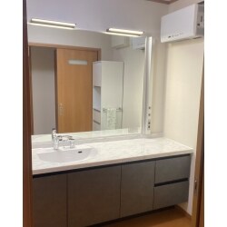ご自宅を建売で購入され、購入時からお使いになられていた洗面を交換したいとご相談をいただきました。水はねが気になる為、洗面ボウルは真ん中に設置し、カウンターの両サイドにスペースが欲しいとのことでした。洗面化粧台を大きくすることで収納量が増え、洗面化粧台以外の収納棚で管理している日用品等をまとめることができます。またカウンターが広く大きくなることで、いろいろな作業ができるようになりました。