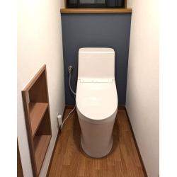 トイレを新しく取り付け、クロスを貼り替え、綺麗になりました。背面のアクセントクロスがオシャレです。
ペーパーホルダー下の棚を施工し、見た目もスッキリしました。
