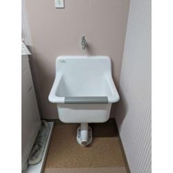 スロップシンクが設置できました。
泥や油汚れなど、キッチンや洗面台では洗いづらいものを洗うのに便利です。また、大型の洗い物やつけ置き洗いも可能で、家事効率を向上させますね！
