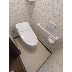 便器を取り替え、クロスを張り替え綺麗になりました。