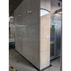 正面玄関前の外壁が割れてボロボロになっています。御影石を新しく張り替えて補修します。
