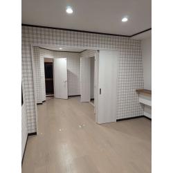 間仕切壁と仕切り扉を新設したことにより広さを生かしたまま部屋数が増え、模様のある壁紙でお洒落な空間に様変わりしました。