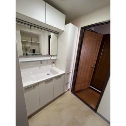 洗面台とキャビネットを新しく施工しました。