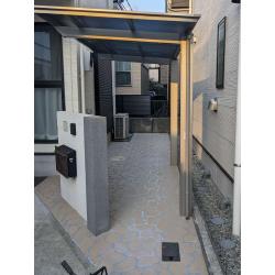 オシャレな模様のスタンプコンクリートによる舗装を行い、サイクルポートを設置し、すっきりとした空間になりました。自転車の出し入れがスムーズになり、もう雑草取りや砂ぼこりの心配もいりません。お庭を活用できます。