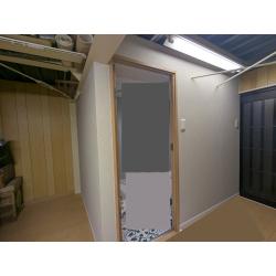既存のトイレスペースを解体し、新たに広々とした脱衣所へと間取り変更を伴うリノベーションを行いました。