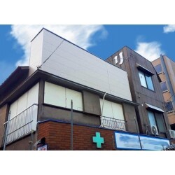 表の通りから見える外壁がボロボロでしたがきれいに真っ白に塗りました。建物全体がきれいになったように見えますね。