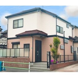 １色塗だった外壁をツートンに塗装しました。一気に家全体が明るくなり新築に戻ったような気分ですね！