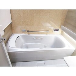 白い浴槽で清潔感がグッと出ました。間接照明が加わりおしゃれでゆったりとバスタイムが楽しめるような浴室です。