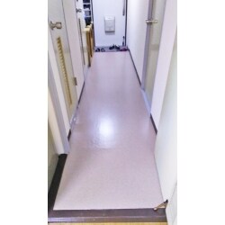 床を張り替えたことによって明るくなり、軋み等もなくなりました。