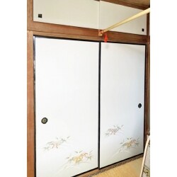 黄ばみが目立っていた襖から真っ白な襖に変わり、部屋が一気に明るくなりました。