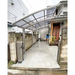 屋根が付いたので雨の日に車に乗り降りする際も濡れることがないですね。