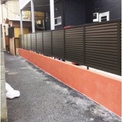 ブロック塀を低く解体し目隠しのアルミフェンスを取り付けました。ブロック塀もオレンジ色に塗装してきれいになりました。