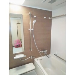 床ワイパー洗浄してくれるから、お風呂の床はいつもきれいが保たれます。
木目のパネルが温かみを感じさせてくれます。