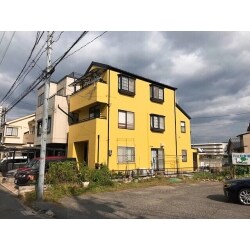 個性的な黄色の外壁に塗り替えました