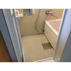 タイル張りの浴室から保温性が高く、安全性の高いシステムバスへ。清掃性も格段UP！
