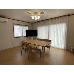 中古住宅をご購入のお客様より、「快適で機能的な住まいにしたい」とのご要望を受け、水まわりと内装のリフォームを実施しました。浴室には断熱性の高いシステムバスと浴室暖房乾燥機を採用し、冬でも暖かく清潔に。トイレは節水性と掃除のしやすさを両立した最新型へ。洗面室は三面鏡収納付き洗面台で収納力を強化。キッチンは省エネ性の高い設備に交換し、食洗機も新設しました。リビングは白を基調としたクロスで明るく開放的に。内窓も設置し、断熱・防音性を高めました。
