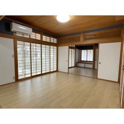 中古住宅をご購入され、住まい全体をライフスタイルに合わせてリフォームしました。
1階は和室の続き間を洋室へ変更し、クロスや押入も貼り替えることで、明るく使いやすい居住空間に一新。居室の窓には内窓を設置し、断熱性と快適性の向上へ。キッチンはLIXIL「シエラS」へ交換し、使い勝手とデザイン性を両立。浴室はLIXIL「リデア」を採用し、毎日の入浴が快適になる空間に仕上げました。2階の和室1部屋も洋室へリフォームし、住まい全体の統一感を演出。トイレはクロスをアクセント仕様にし、床も貼り替えて、清潔感とデザイン性のある空間としています。中古住宅ならではの良さを活かしながら、快適に暮らせる住まいへと整えました。