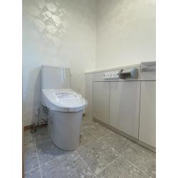 トイレはLIXILの「アメージュ」へ交換しました。すっきりとしたデザインと清掃性の高さが特長のトイレです。
あわせて床のクッションフロアと壁紙も貼り替え、空間全体をリフレッシュ。
また、既存の背面収納付きトイレからシンプルな仕様へ変更し、すっきりとした印象のトイレ空間に仕上げています。